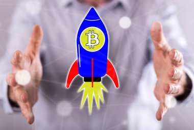 Bitcoin yükselişi kavramı içinde geçmiş bir adamın elleri arasında