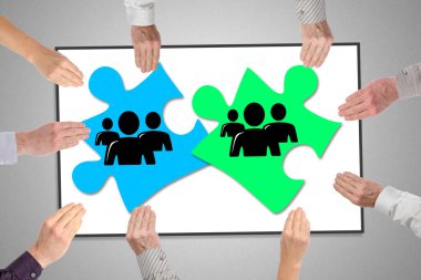 Elle tutulan bir tahtanın üzerinde takım çalışması kavramı