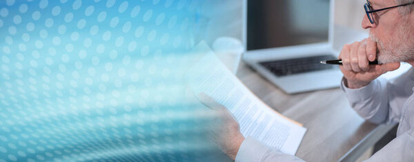 Бизнесмен проверяет документ в офисе; панорамный баннер