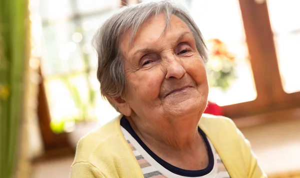 Retrato Una Anciana Sonriente — Foto de Stock