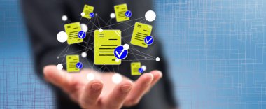 Belge doğrulama kavramı arka plandaki adamın elinin üstünde.