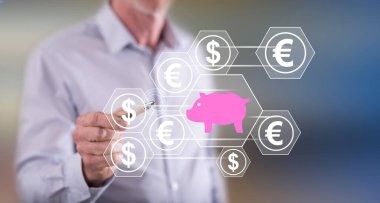 Dokunmatik ekranda para biriktirme kavramına kalemle dokunan adam