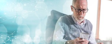 Üst düzey işadamı ofisteki cep telefonunda bir mesaj okuyor, sert ışık; panoramik pankart