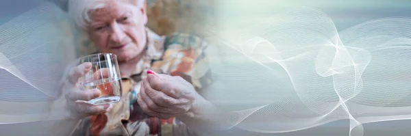 Senior Sosteniendo Una Píldora Vaso Agua Pancarta Panorámica — Foto de Stock