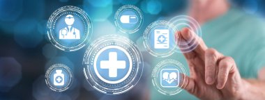 Adam dokunmatik ekranda sağlık sigortasına dokunuyor.