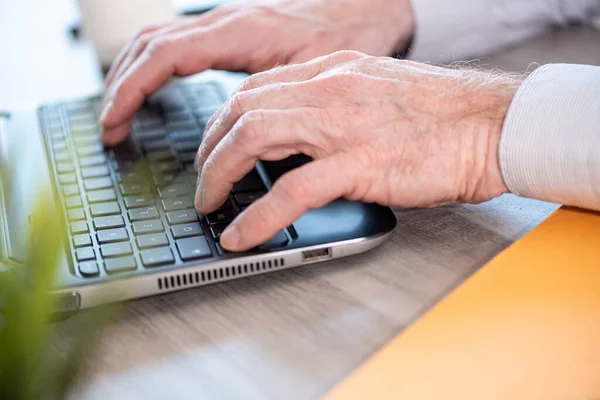 Manos Masculinas Escribiendo Teclado Del Ordenador Portátil —  Fotos de Stock