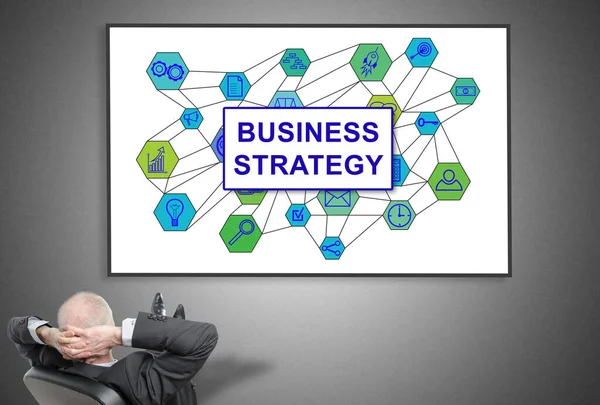 Entspannter Geschäftsmann Betrachtet Geschäftsstrategie Konzept Auf Whiteboard — Stockfoto