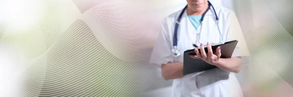 Kadın Doktor Ayakta Panoüzerinde Notlar Alarak Panoramik Afiş — Stok fotoğraf