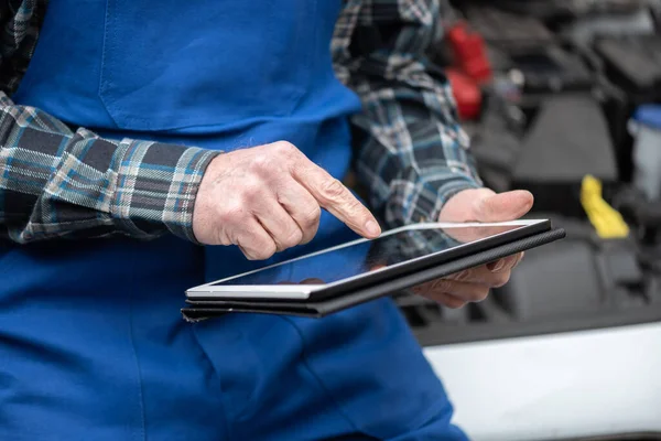 Automobilový Mechanik Používající Digitální Tablet Pro Kontrolu Automobilového Motoru — Stock fotografie