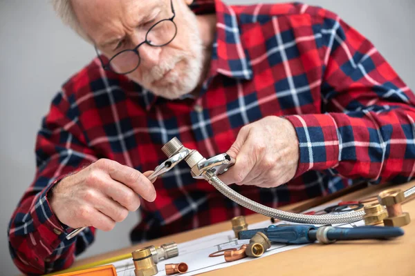 Plumber Screwing Plumbing Fitting Pipe — Stock Photo, Image