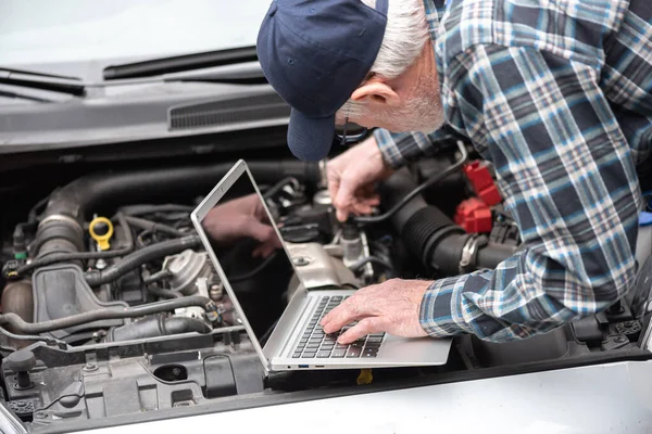 Mecânico Carro Usando Laptop Para Verificar Motor Carro — Fotografia de Stock