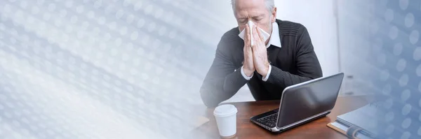 Hochrangiger Geschäftsmann Bläst Sich Büro Die Nase Platt — Stockfoto