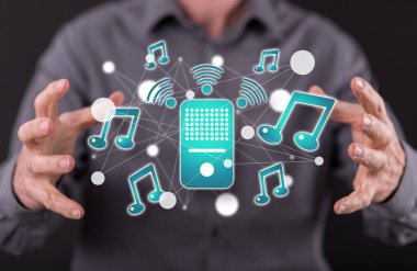 Arka plandaki bir adamın elleri arasındaki akıllı konuşmacı kavramı