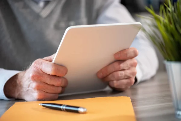 Businessman Working Digital Tablet Closeup — Stockfoto