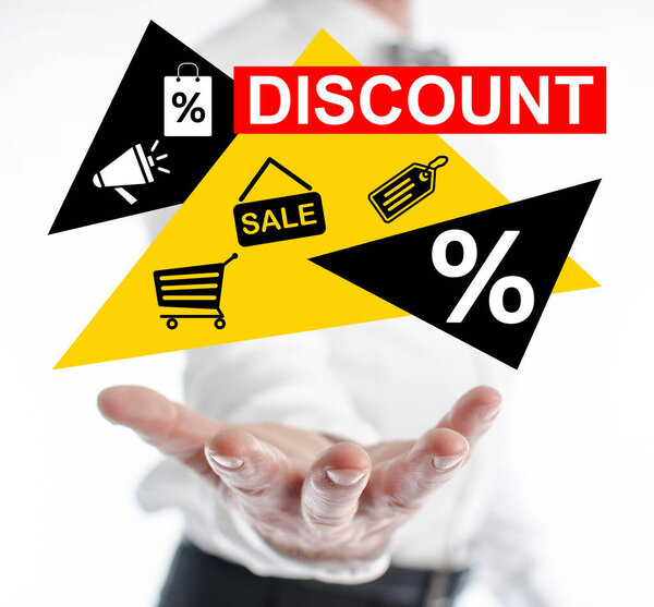 Концепция скидок, левитация над рукой человека
