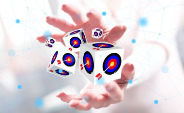 Arka planda bir kadının elleri arasındaki hedef pazarlama kavramı