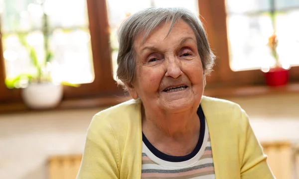 Portret Uśmiechający Się Starsza Kobieta — Zdjęcie stockowe