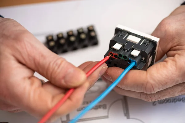 Elektricien Handen Een Draad Een Stopcontact Aansluiten — Stockfoto