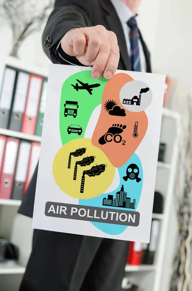 実業家による大気汚染の概念を示す紙 — ストック写真