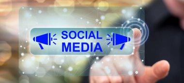 Adam dokunmatik ekranda sosyal medya kavramına parmağıyla dokunuyor.