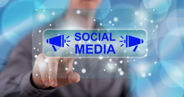 Adam dokunmatik ekranda sosyal medya kavramına parmağıyla dokunuyor.