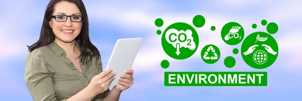 Frau Nutzt Digitales Tablet Mit Umweltkonzept Hintergrund — Stockfoto