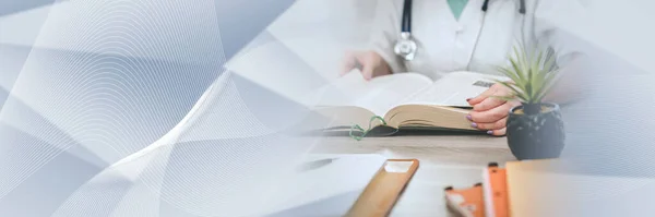 Tıp Bürosunda Ders Kitabı Okuyan Kadın Doktor Panoramik Pankart — Stok fotoğraf
