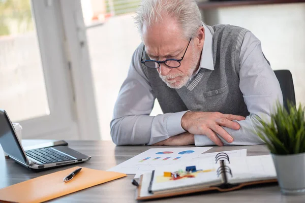 Geschäftsmann Analysiert Marketing Charts Büro — Stockfoto