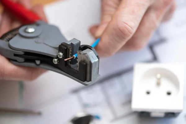 Elektricien Handen Strippen Van Een Draad — Stockfoto