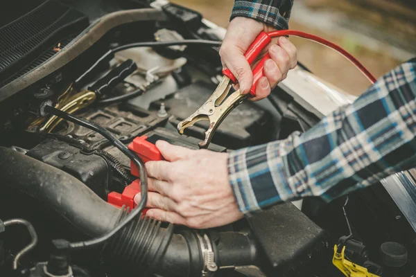 Manos Mecánico Coche Usando Cables Para Arrancar Motor Coche — Foto de Stock