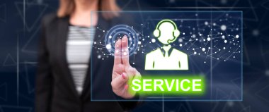 Kadın dokunmatik ekranda bir servis konseptine parmaklarıyla dokunuyor.