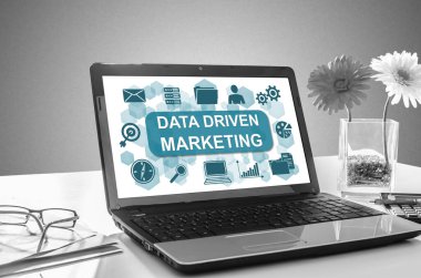 Dizüstü ekran temelli veri kavramı pazarlama gösterilen