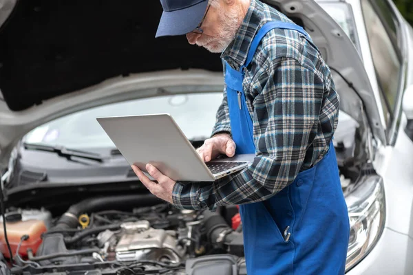 Mecânico Carro Usando Laptop Para Verificar Motor Carro — Fotografia de Stock