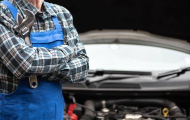 Kolları çapraz araba tamircisi.