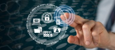 Adam dokunmatik ekranda veri koruma kavramına parmağıyla dokunuyor.