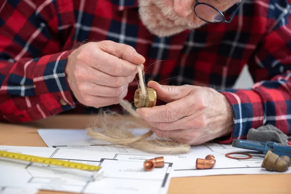 Fontanero Preparando Sellado Apropiado Con Fibras Cáñamo —  Fotos de Stock