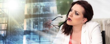 Düşünceli genç bir iş kadınının portresi.