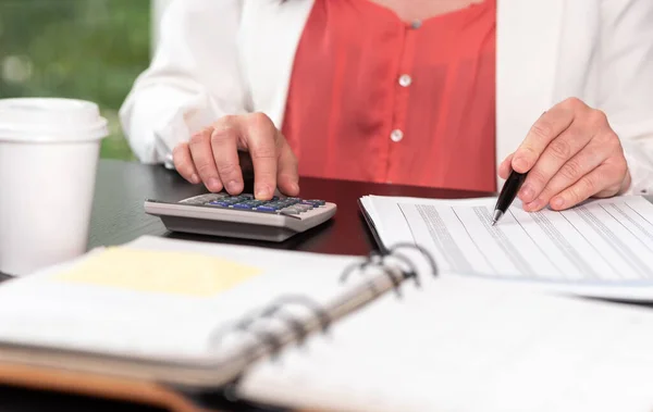 Femme Affaires Utilisant Une Calculatrice Travaillant Sur Des Données Financières — Photo