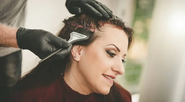 Parrucchiere Colorazione Capelli Client Femminile — Foto Stock