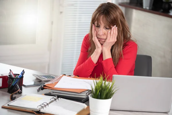 Overwerkte Uitgeputte Zakenvrouw Het Werk — Stockfoto