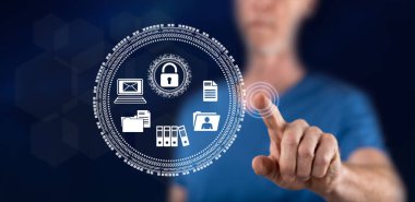 Adam dokunmatik ekranda veri koruma kavramına parmağıyla dokunuyor.