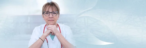 Tıp Ofisinde Oturan Kadın Doktorun Portresi Panoramik Afiş — Stok fotoğraf