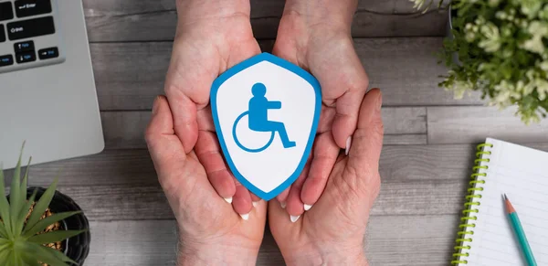 Pojęcie Ubezpieczenia Wypadek Inwalidztwa Tarczą Papierową Rękach — Zdjęcie stockowe