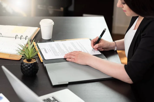 Empresária Que Assina Contrato — Fotografia de Stock