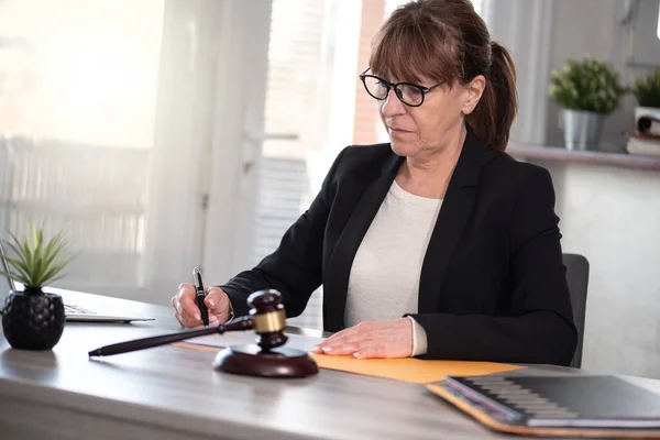 Жінка Адвокат Працює Документі Концепція Правової Консультативної Правосуддя — стокове фото