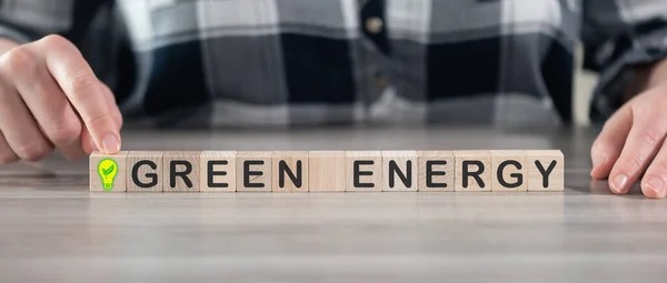 木製キューブ上の緑のエネルギーの概念 — ストック写真