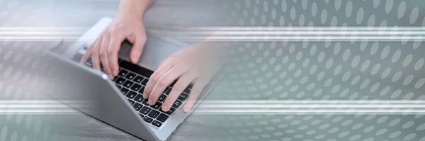 Manos Femeninas Escribiendo Teclado Del Ordenador Portátil Bandera Panorámica — Foto de Stock