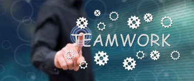 Adam dokunmatik ekranda bir takım çalışmasına parmağıyla dokunuyor.