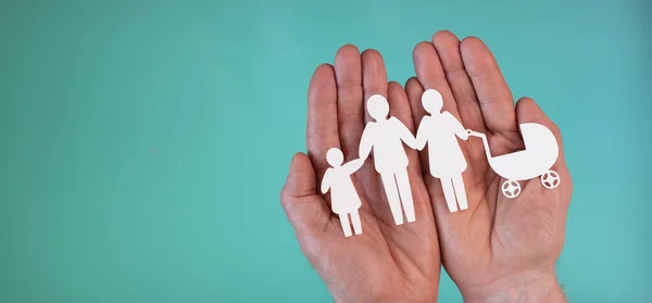 Konzept Der Familienversicherung Mit Papierfamilie Den Händen Auf Türkisfarbenem Hintergrund — Stockfoto