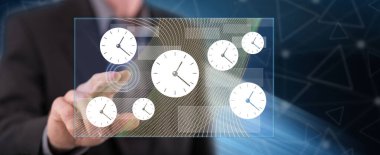 Adam dokunmatik ekranda zaman yönetimi kavramına parmağıyla dokunuyor.